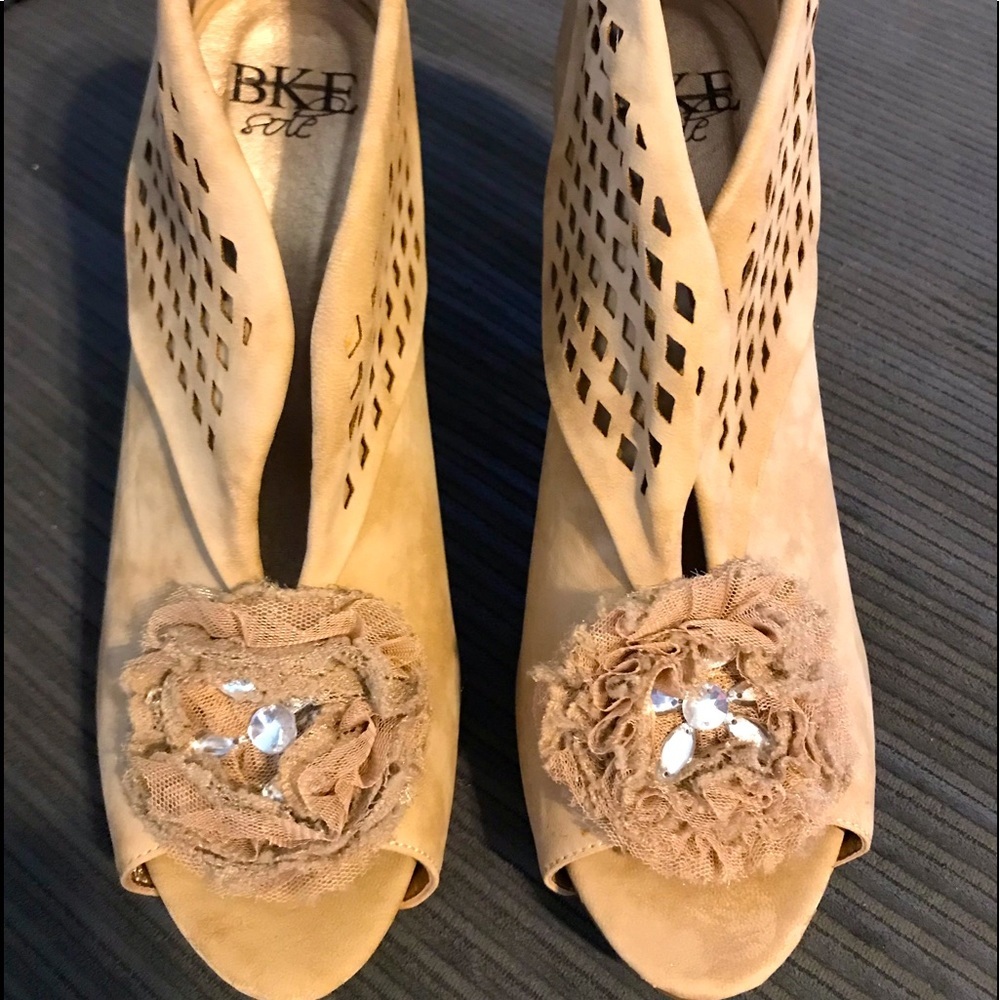 Womens New BKE Sole heals size 7.5 (it says 8 but it’s not)